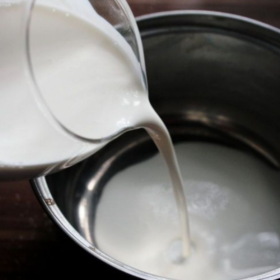 এই মিষ্টি বানানোর জন্য সবার আগে ওভেনে কড়াই বসান। তাতে দুধ ঢেলে দিন। 