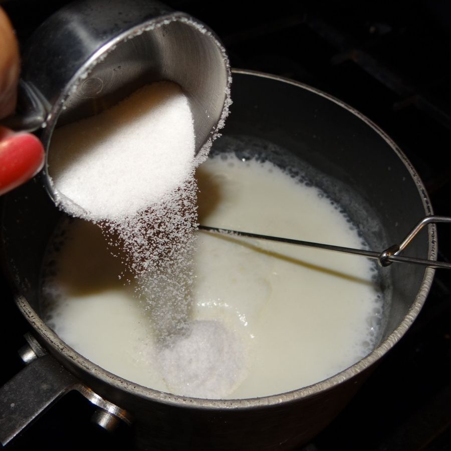 একই সঙ্গে দিয়ে দিন নারকেল কোরা এবং চিনি। আঁচ কমিয়ে এটি ভাল করে নাড়তে থাকুন। 