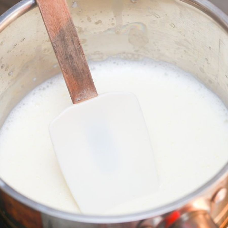 তত ক্ষণ পর্যন্ত নাড়তে থাকুন যত ক্ষণ না দুধ শুকিয়ে যাচ্ছে। চিনিও ভাল করে গলে যাচ্ছে। 