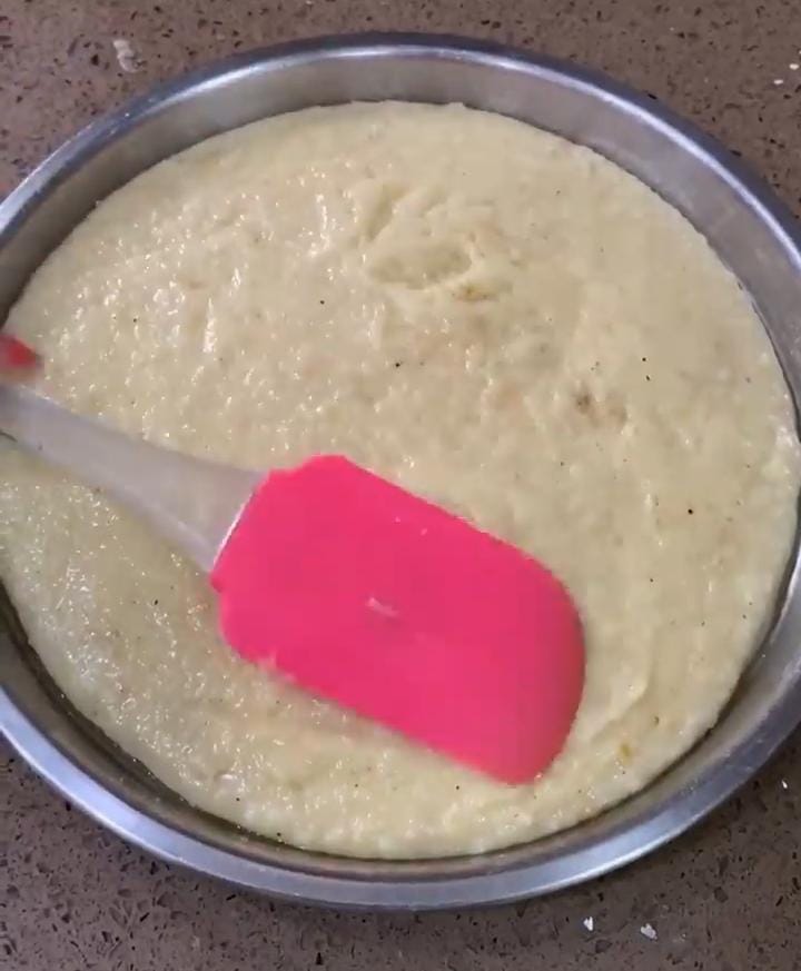 এ বার একটা থালায় ভাল করে ঘি মাখিয়ে নিন। তাতে ঢেলে দিন এই মিশ্রণ। খুন্তি বা চামচ দিয়ে ভাল এবং সমান ভাবে ছড়িয়ে দিন। 