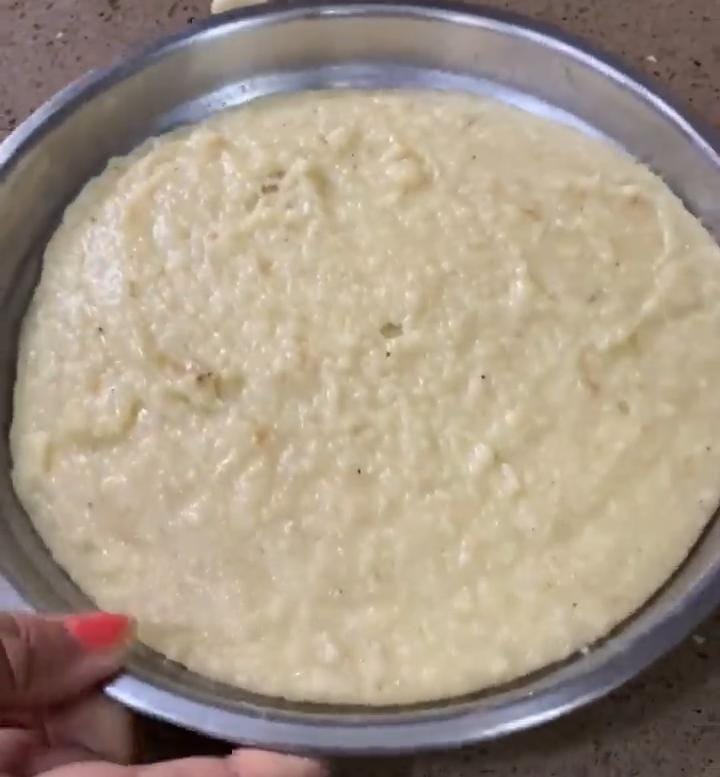 খেয়াল রাখবেন যাতে সমান ভাবেই ছড়ানো হয়, কোথাও বেশি পুরু, কোথাও বেশি পাতলা না হয়। 