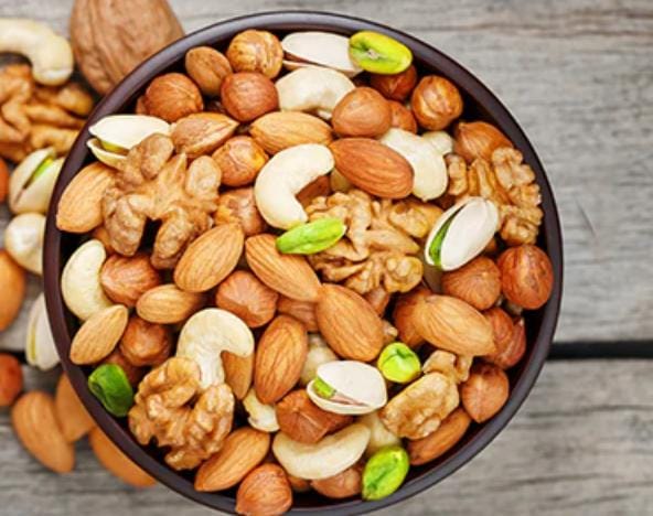 উপর দিয়ে দিন কুচি করে রাখা ড্রাই ফ্রুটস অর্থাৎ আমন্ড, কাজু এবং পেস্তা কুচি। 