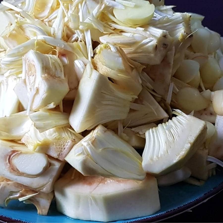 এঁচোড় পাতুরি বানাতে কী কী লাগবে চলুন জেনে নেওয়া যাক। এঁচোড় পাতুরি বানানোর জন্য টুকরো করে কেটে রাখা এঁচোড় তো অবশ্যই লাগবে। সঙ্গে লাগবে নুন, হলুদ গুঁড়ো, সর্ষের তেল, কাঁচা লঙ্কা, চিনি, টমেটো কুচি, নারকেল কোরা, চারমগজ, কালো জিরে, সাদা সর্ষে, কালো সর্ষে। এ ছাড়া কলাপাতা এবং দড়িও লাগবে। 