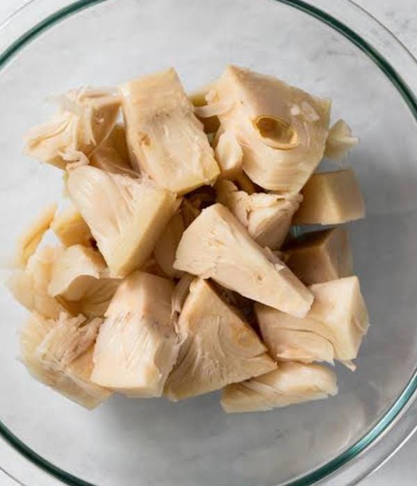 সবার আগে এঁচোড়ের টুকরোগুলো ভাল করে ধুয়ে প্রেসার কুকারে সেদ্ধ করতে হবে। কুকারে এঁচোড় দিয়ে সঙ্গে দিয়ে দিন পরিমাণ মতো নুন এবং হলুদ গুঁড়ো। ঢাকনা দিয়ে সেদ্ধ করে নিন একটা বা দুটো সিটি দিয়ে। 