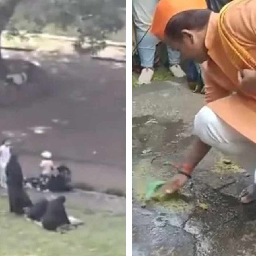 (বাঁ দিকে) যে ঘটনাকে ঘিরে বিতর্ক। গোমূত্র দিয়ে ‘শুদ্ধিকরণ’ করা হচ্ছে (ডান দিকে)। ছবি: সংগৃহীত।