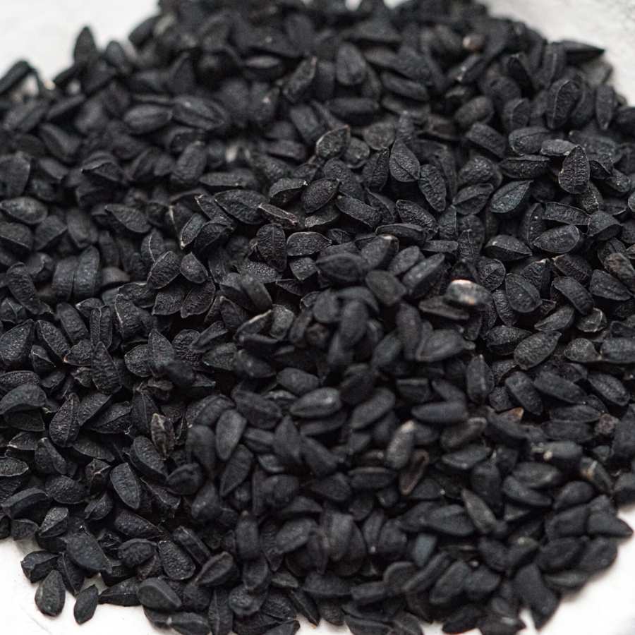 তার পর কড়াইয়ে সর্ষের তেল দিন। তেল গরম হলে কালো জিরে ফোড়ন দিয়ে এঁচোড়টা দিয়ে দিন। হালকা লাল করে ভেজে তুলে নিন। 