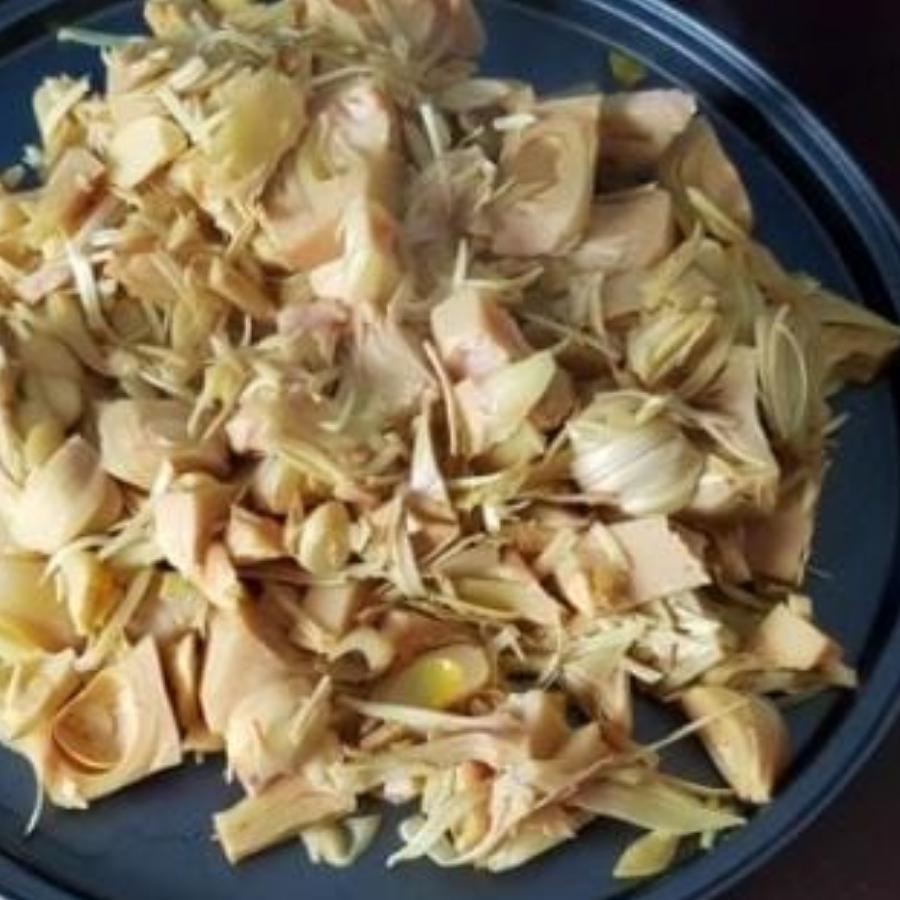 ও দিকে এঁচোড় সেদ্ধ হয়ে গেলে প্রেসার কুকার থেকে বের করে হাত দিয়ে মেখে নিন। 