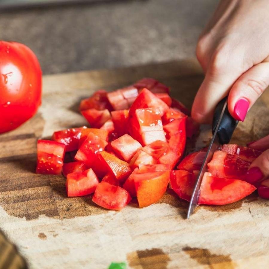 এ বার এতে দিয়ে দিন নারকেল সর্ষের মিশ্রণটা। সঙ্গে দিয়ে দিন স্বাদ মতো চিনি, নুন। দিন টমেটো কুচি, এক থেকে দুই চামচ নারকেল কোরা, হলুদ গুঁড়ো এবং  সর্ষের তেল। 