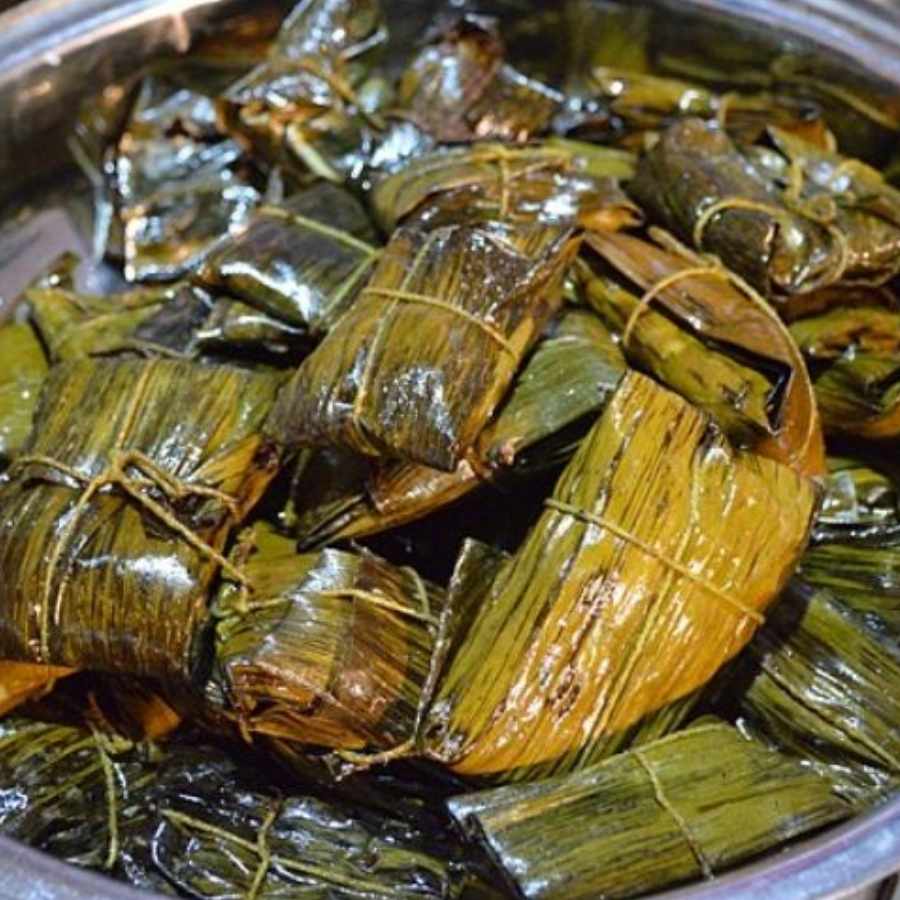 এক পিঠ সেঁকা হয়ে গেলে ঢাকনা খুলে উল্টে দিন। একই ভাবে এই দিকটাও ১০ মিনিট হতে দিন ঢাকনা চাপা দিয়ে। 