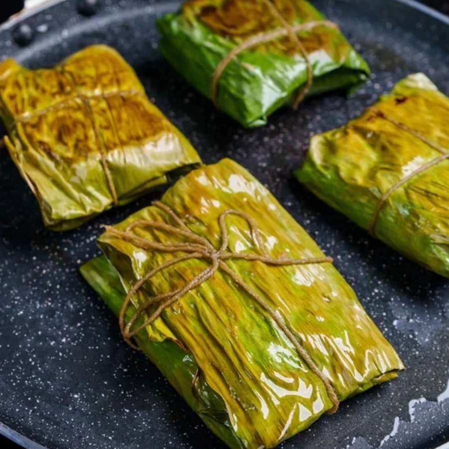 এ বার ওভেনে একটা প্যান বসিয়ে তাতে সর্ষের তেল দিন। তেল গরম হলে পাতুরিগুলি দিয়ে ঢাকা দিয়ে আঁচ কমিয়ে ১০ মিনিট রাখুন। 