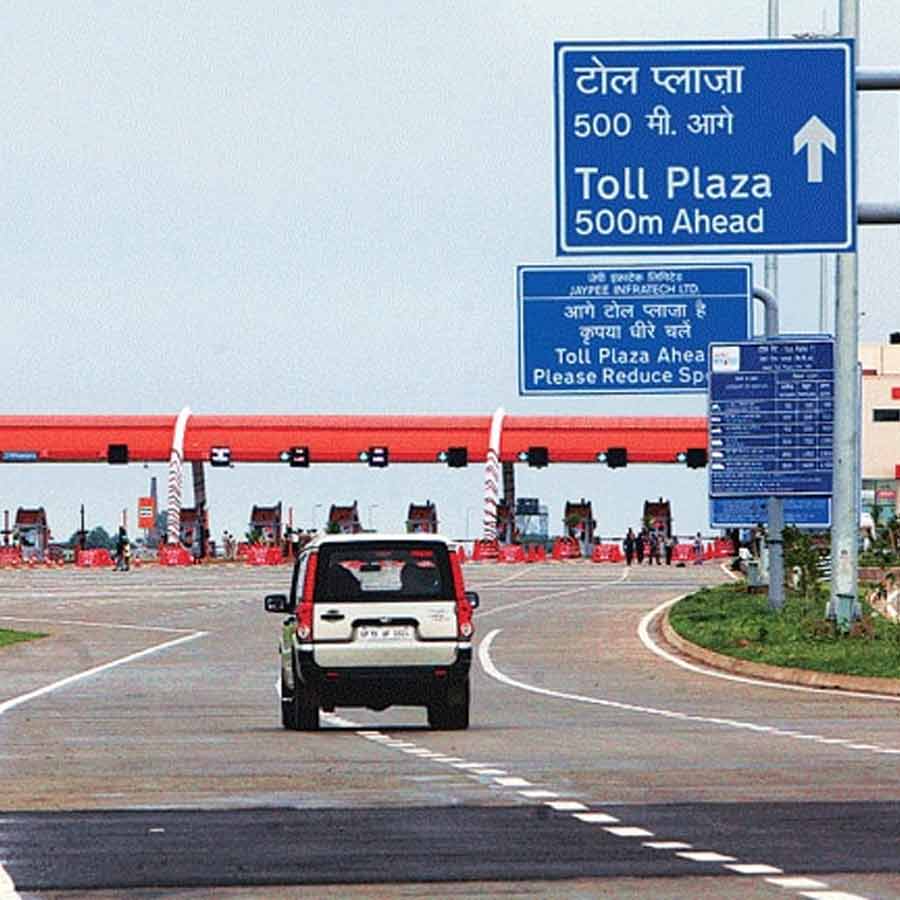 Agra-Lucknow Expressway workers let vehicles pass free for not getting Diwali bonus