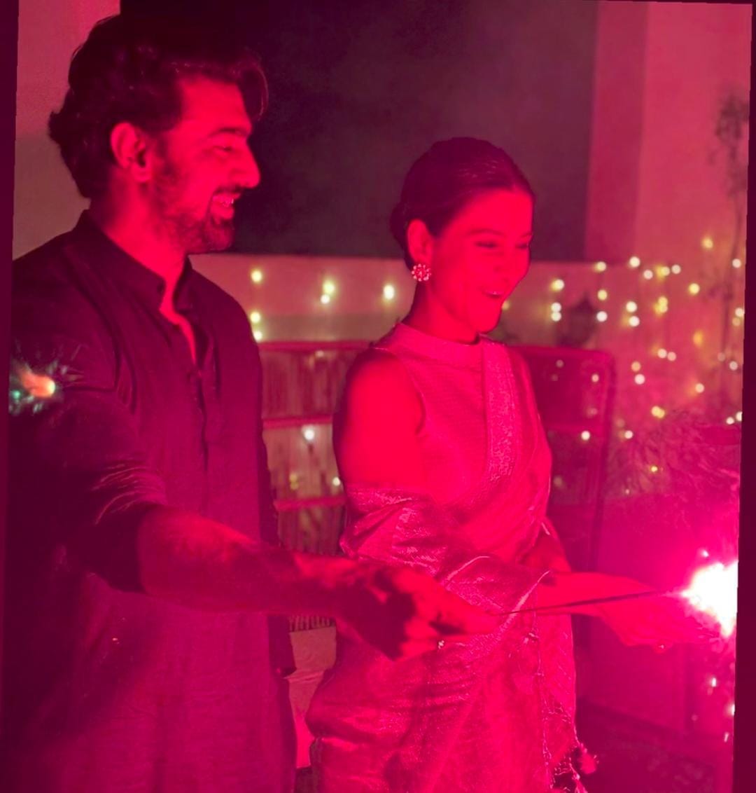 কালীপুজোর আনন্দে এক সঙ্গে মেতে উঠলেন দেব এবং রুক্মিণী মৈত্র। বাজি ফাটালেন একত্রে। 