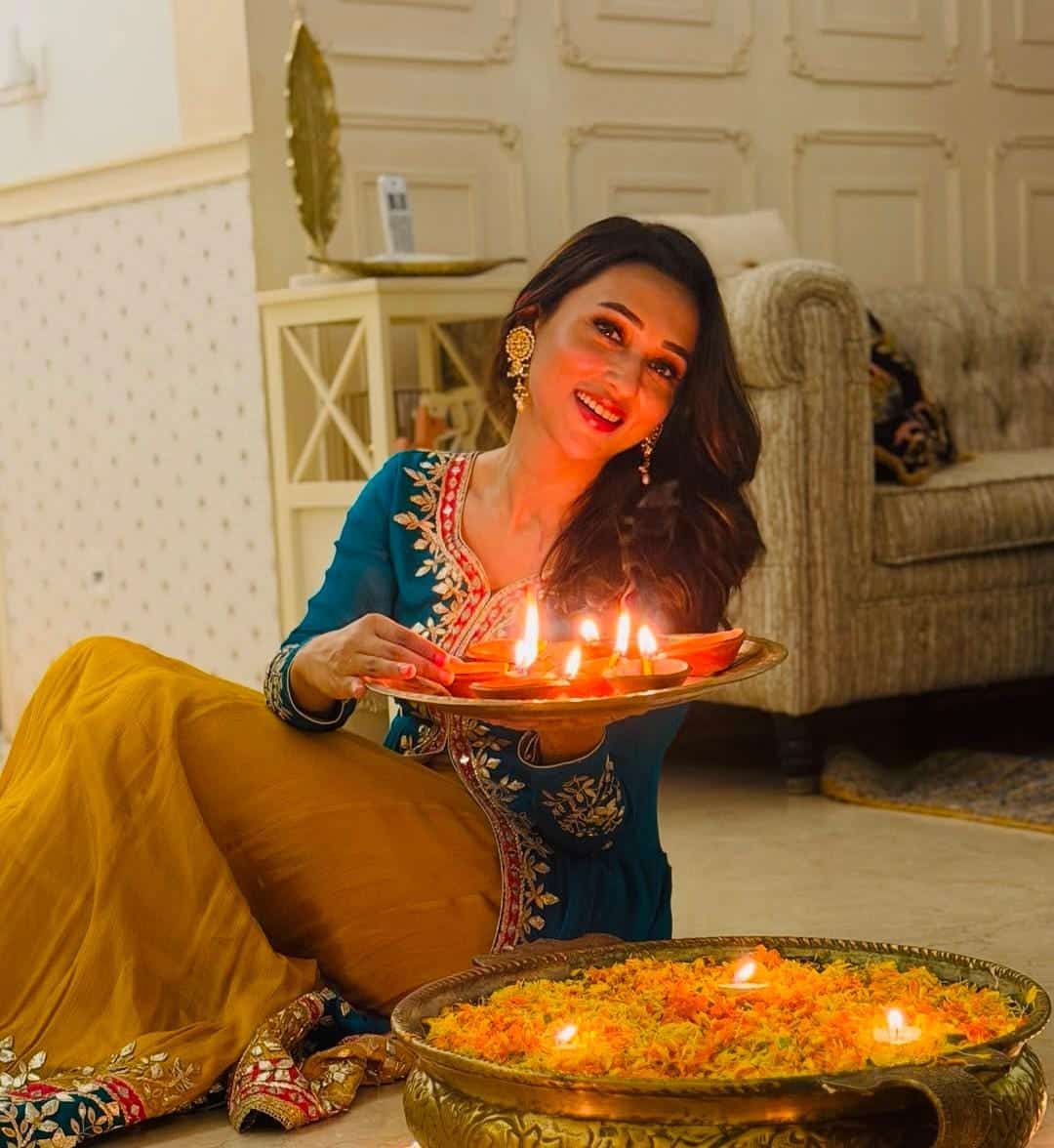 ঘরোয়া ভাবে দীপাবলির আনন্দে মেতে উঠতে দেখা গেল মিমি চক্রবর্তীকেও। 