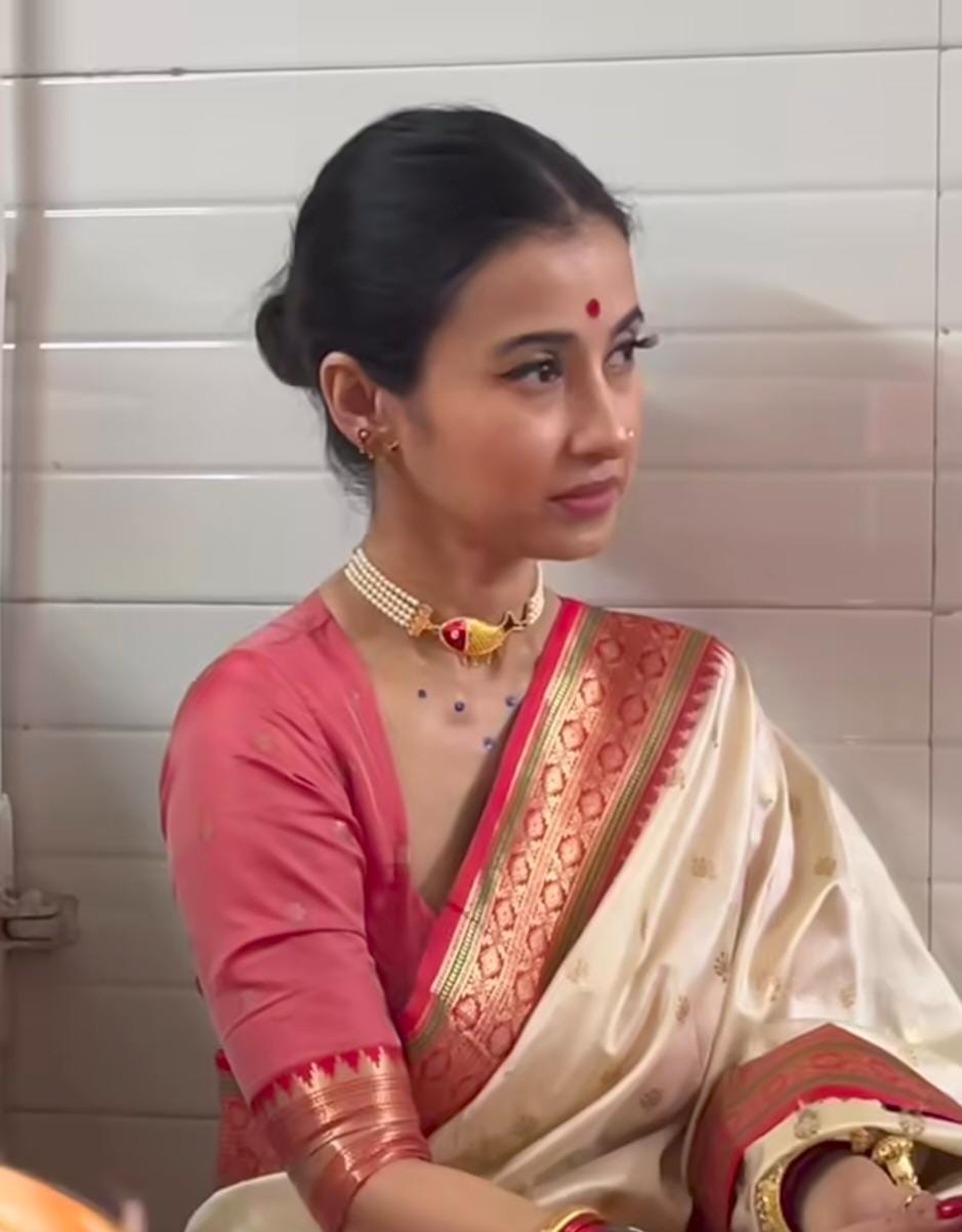 দীপান্বিতা অমাবস্যায় বাড়িতে লক্ষ্মীর আরাধনা করলেন মনামী ঘোষ। 