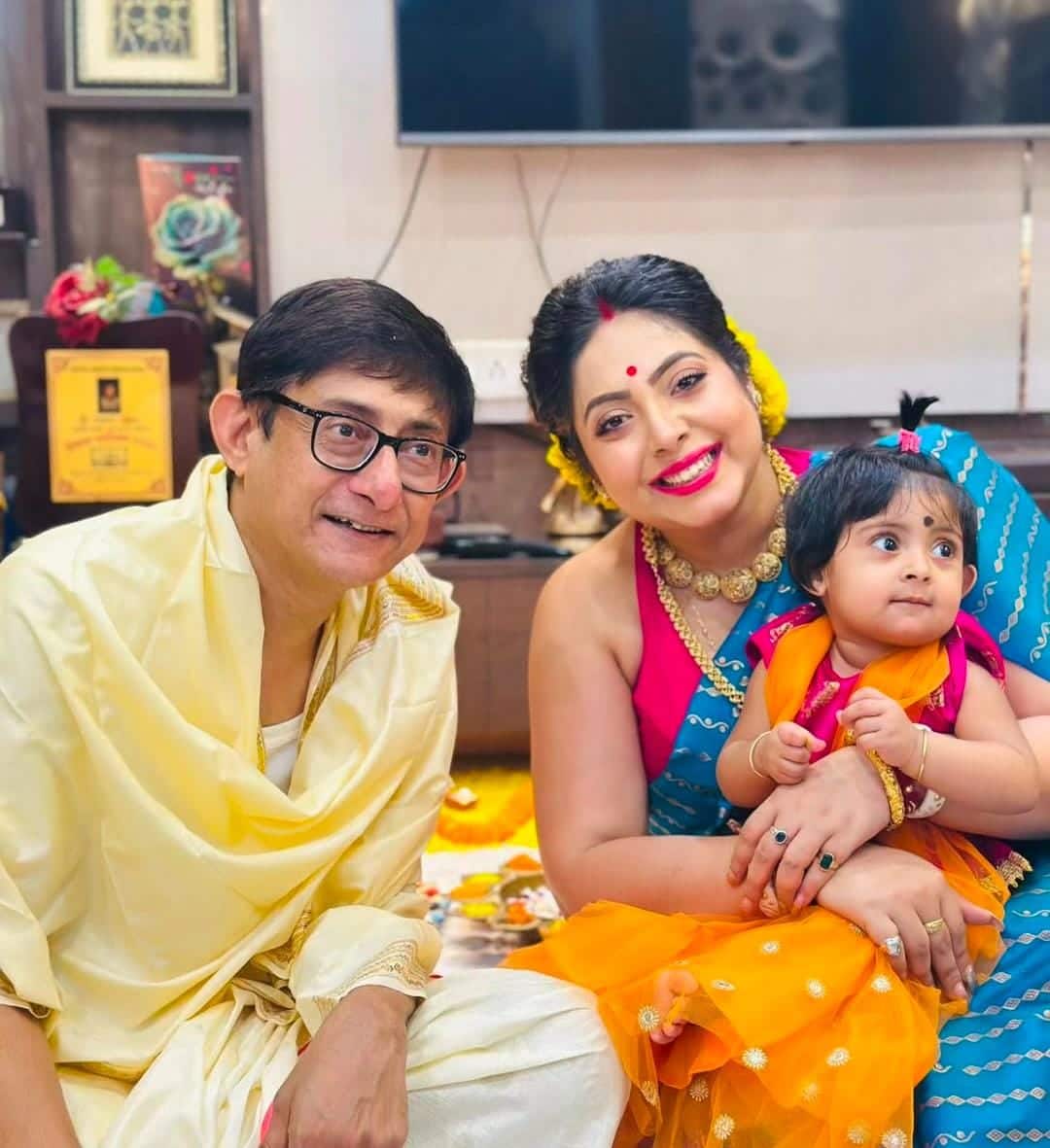 মেয়ে কৃষভিকে নিয়ে প্রথমবার কালীপুজোর আনন্দে মাতলেন কাঞ্চন শ্রীময়ী। 