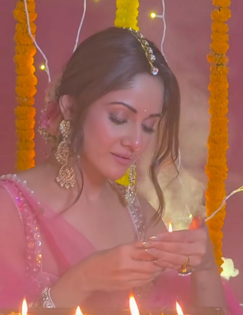 গোলাপি লেহেঙ্গায় দীপাবলির রাতে ধরা দেন তৃণা সাহা। প্রদীপের আলোয় সাজিয়ে তোলেন বাড়ি। 