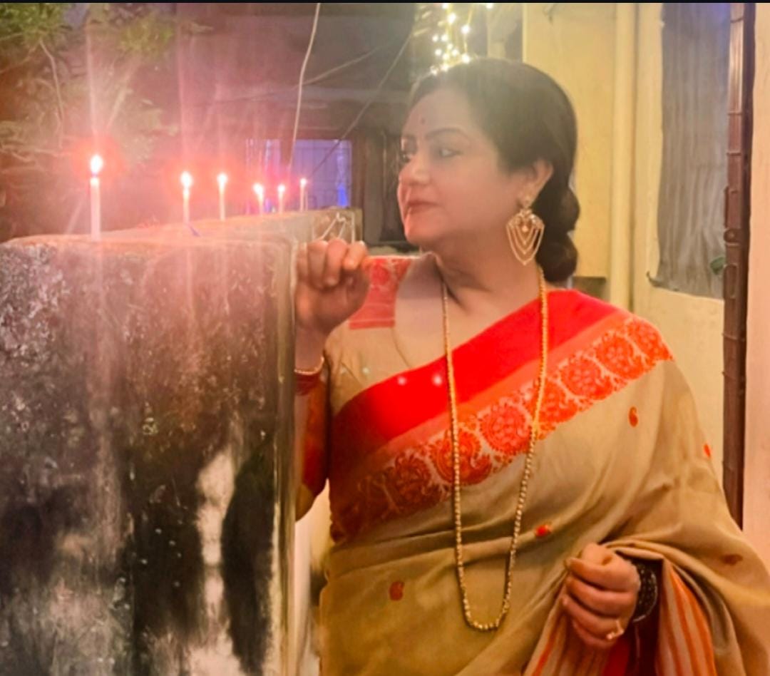 আলোর উৎসবের মেজাজে এ দিন ধরা দিতে দেখা যায় রান্নাঘর খ্যাত সুদীপা চট্টোপাধ্যায়কে। 