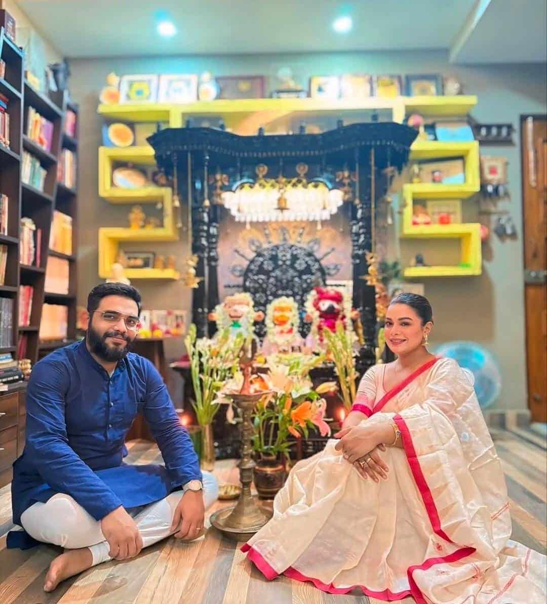 ভক্তদের কালীপুজোর শুভেচ্ছা জানালেন ইমন চক্রবর্তীও। গায়িকার পরনে এ দিন লাল পাড় সাদা শাড়ি ছিল। 