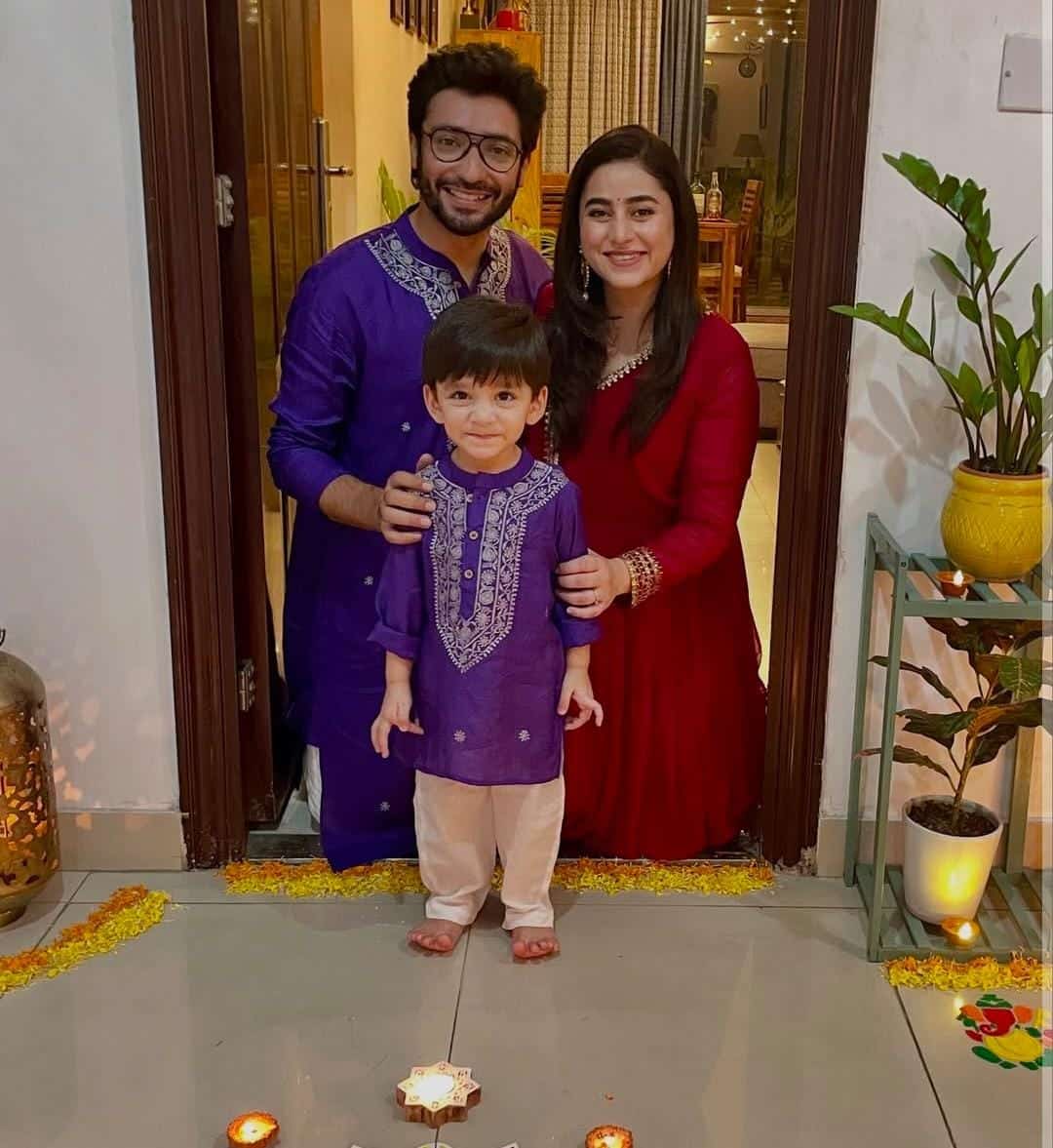 ছেলে ধীরের সঙ্গে কালীপুজোর রাতে রং মিলিয়ে পোশাক পরতে দেখা যায় গৌরব চক্রবর্তীকে। ঋদ্ধিমার পরনে ছিল মেরুন চুড়িদার। 