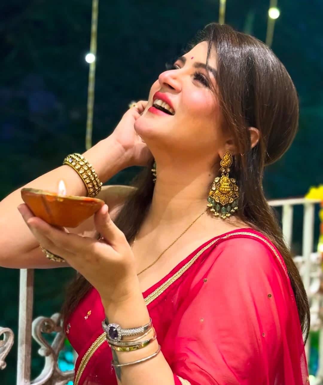 দীপাবলির শুভেচ্ছা পাঠালেন অভিনেত্রী শ্রাবন্তী চট্টোপাধ্যায়ও। 