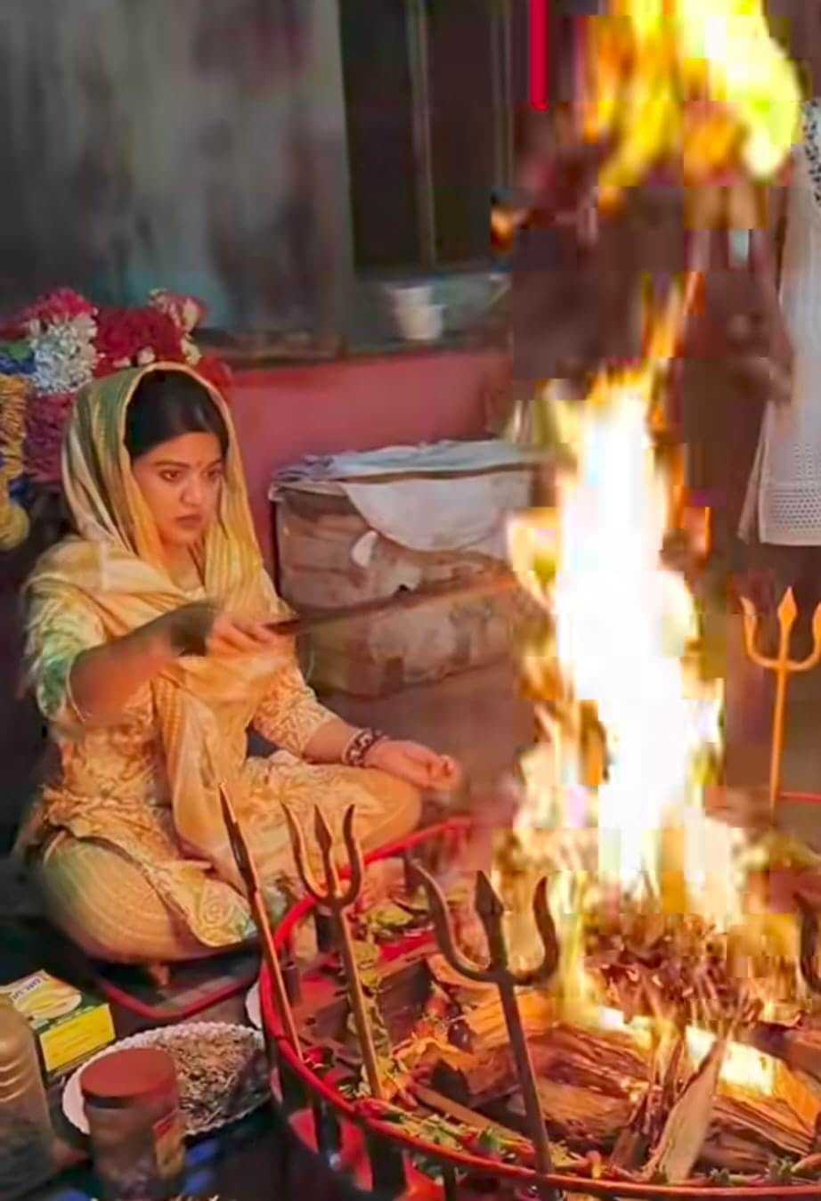 কালীপুজোর রাতে নিজের হাতে হোম করলেন অভিনেত্রী রণিতা দাস।  