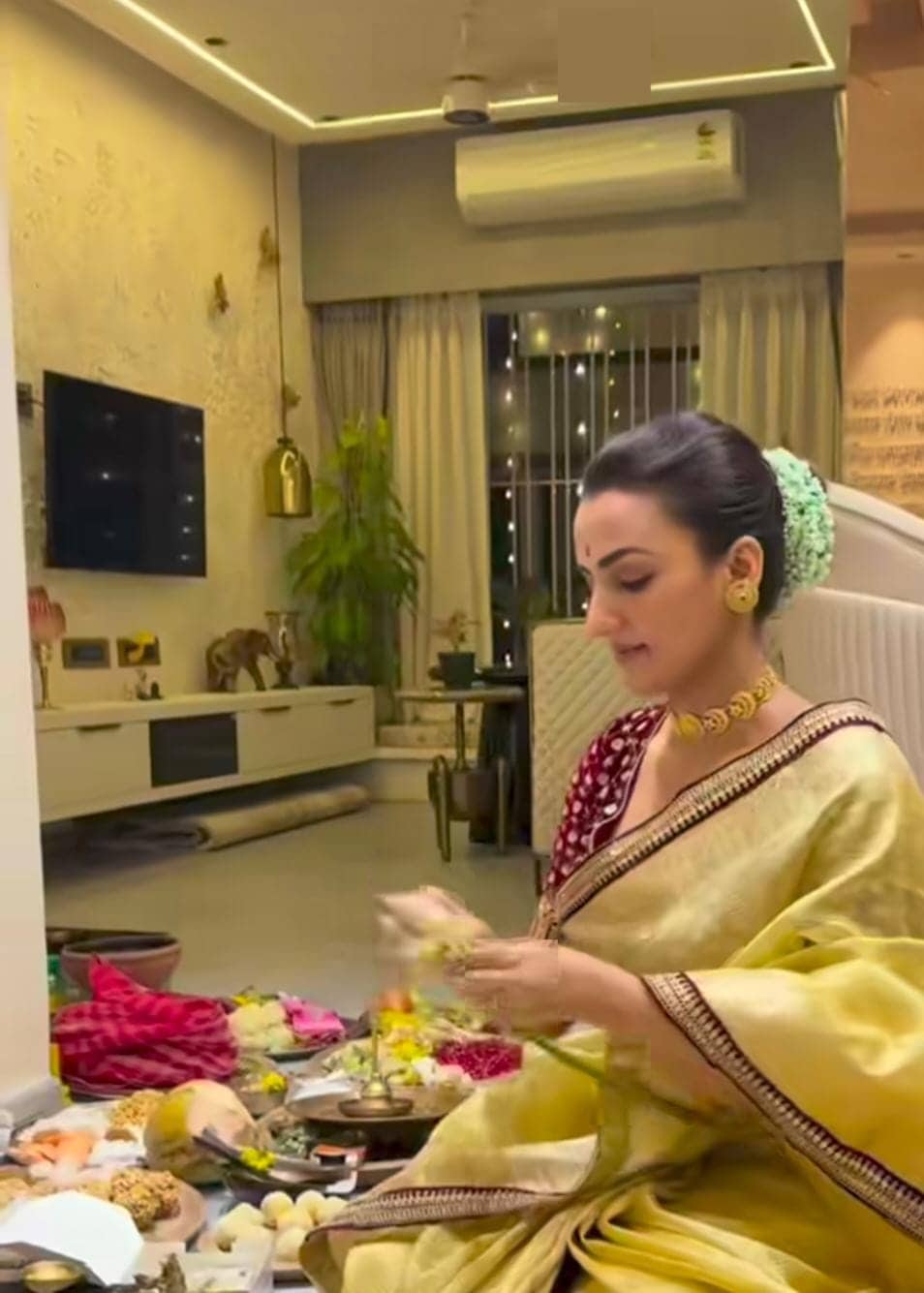 রীতি মেনে কালীপুজোর রাতে বাড়িতে লক্ষ্মীর আরাধনা করলেন 'গীতা এলএলবি' খ্যাত হিয়া মুখোপাধ্যায়। 