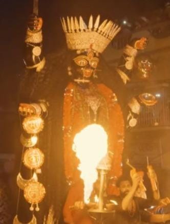 বিসর্জনের আগে তাঁর শোভাযাত্রার এই রোমহর্ষক দৃশ্য শিহরণ জাগায় দর্শনার্থীদের শরীরে।  