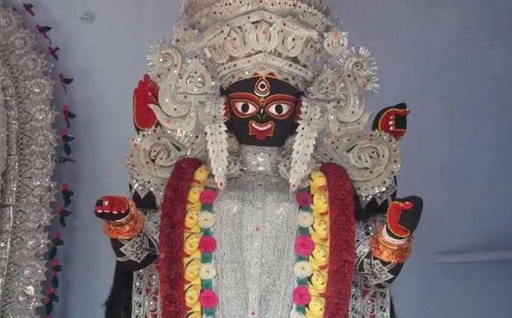 তথ্য ঘেঁটে জানা যায়, দেবী স্বয়ং ভরের মাধ্যমে জানিয়েছিলেন, শান্তিপুরের দুই প্রাচীন এবং জনপ্রিয় কালী তথা দেবী সিদ্ধেশ্বরী এবং দেবী চাঁদুনী নাকি তাঁর সই।