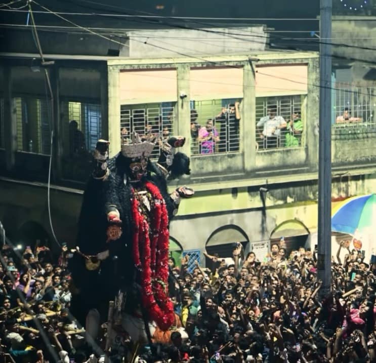 আর দুই বন্ধুর দেখা হওয়া মানেই আনন্দের আবহ। আর সেই আনন্দকেই এক সময়ে প্রকাশ করা হত নাচের মাধ্যমে। 