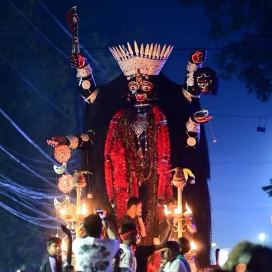  এমনকী যে ঠাকুরের থেকেই এই বামা কালীর উৎপত্তি, অর্থাৎ বোম্বাট কালীর সামনেও নেচে উঠতেন তিনি। ঠিক যেন নিজের সামনেই নিজে নাচছেন। সেই থেকেই শুরু এই রীতি। 