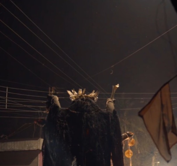   পুজোর পরে অঞ্জলি হয়ে গেলে দেবীর মূর্তিকে বার করে নিয়ে আসা হয় মণ্ডপ থেকে। তখন থেকেই শুরু হয় বিসর্জনের প্রস্তুতি। 