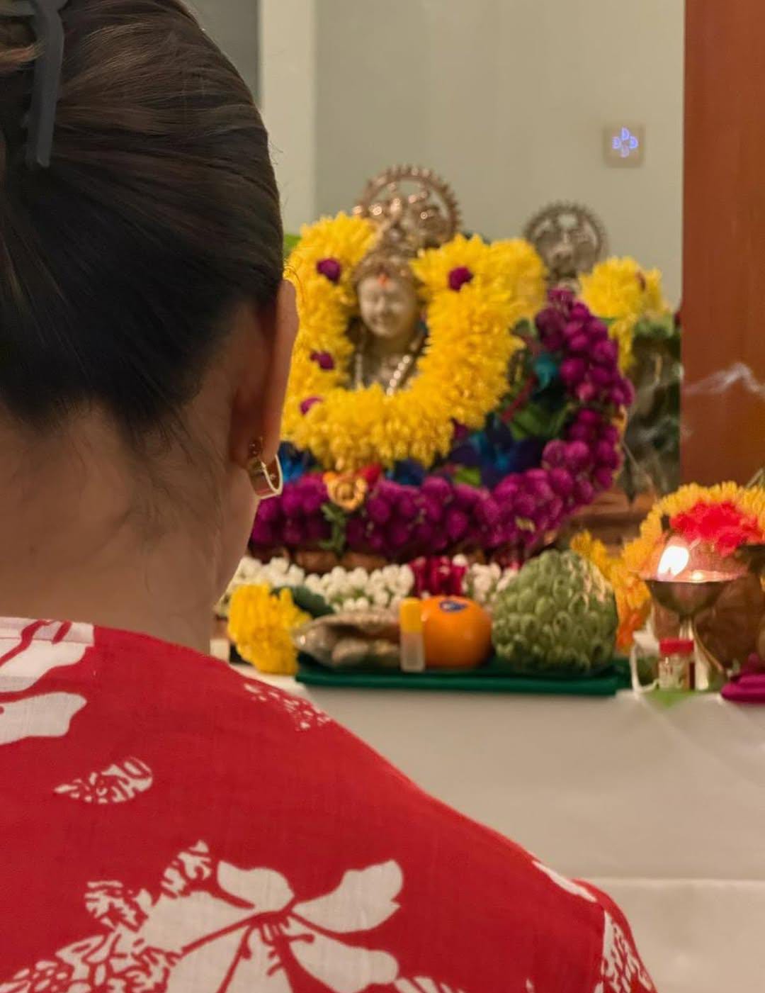 কিন্তু এ বার তেমনটা কিছুই হয়নি। বরং আড়ম্বরহীন ভাবেই দীপান্বিতা লক্ষ্মীপুজো সারলেন তিনি এবং স্ত্রী গৌরী খান। 