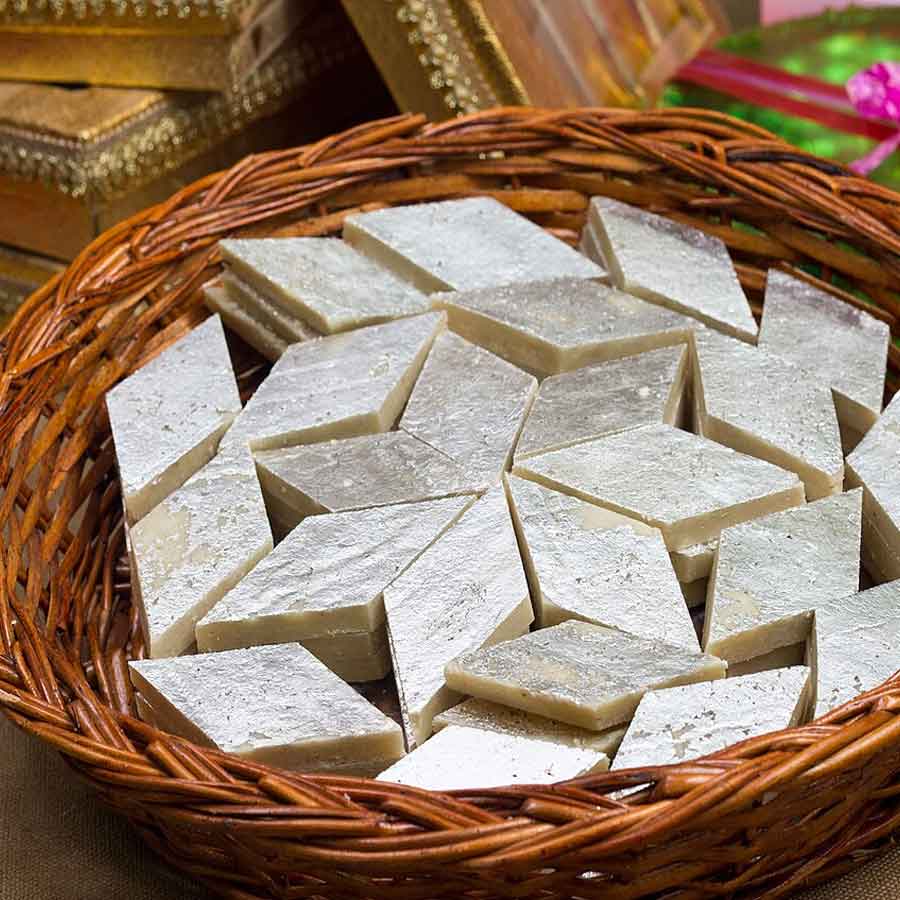 কাজু বরফি দিয়ে বানিয়ে নিন ভিন্ন স্বাদের মিষ্টি।