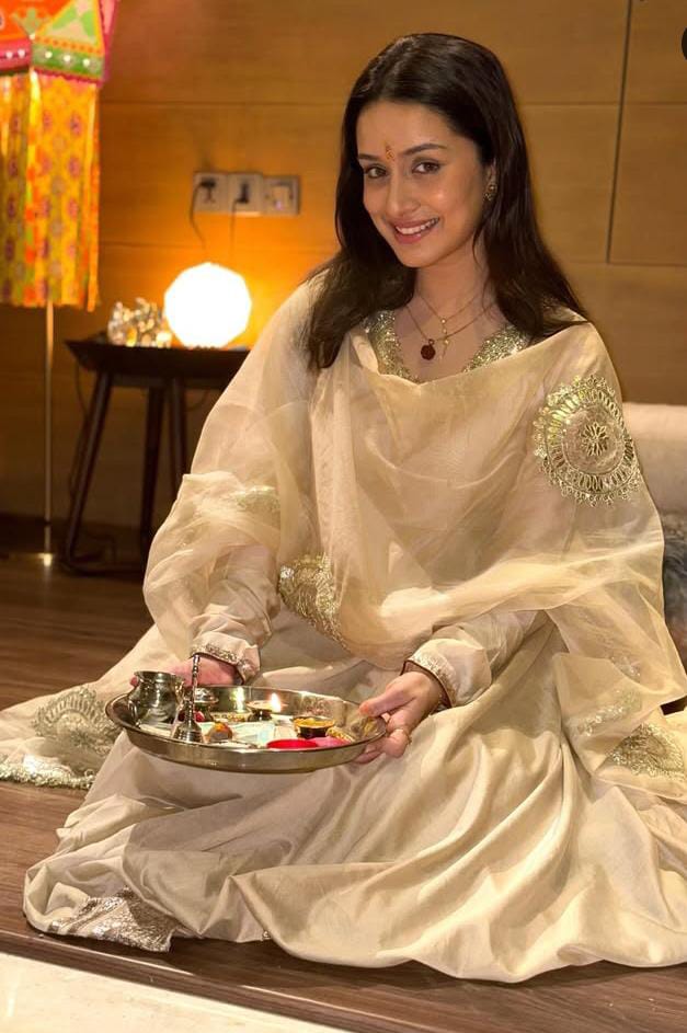 আলোর উৎসবে যেন ঘরের মেয়ে শ্রদ্ধা। 