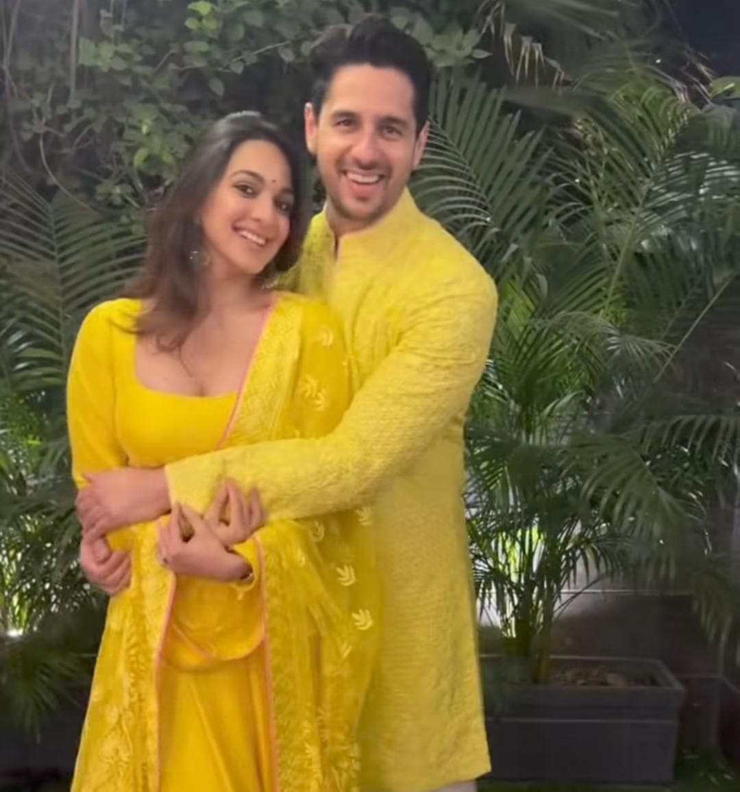 সন্তানের আগমনের পর এই প্রথম উৎসব তাঁদের। কালীপুজোতেও রংমিলান্তি পোশাকে ধরা দিলেন দু’জনে। 