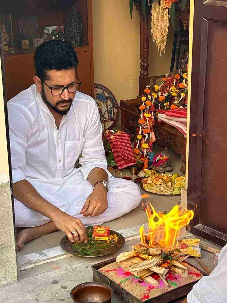 বাড়িতে হোমে বসেছেন পরমব্রত চট্টোপাধ্যায়।