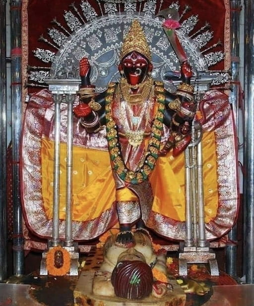 দক্ষিণেশ্বর কালী মন্দিরের ক্ষেত্রে এই দৃশ্য আর নতুন কোথায়? দেবীর এক ঝলক পাওয়ার জন্য এই ভাবেই তাঁর দ্বারস্থ হন অগুন্তি ভক্তরা। 