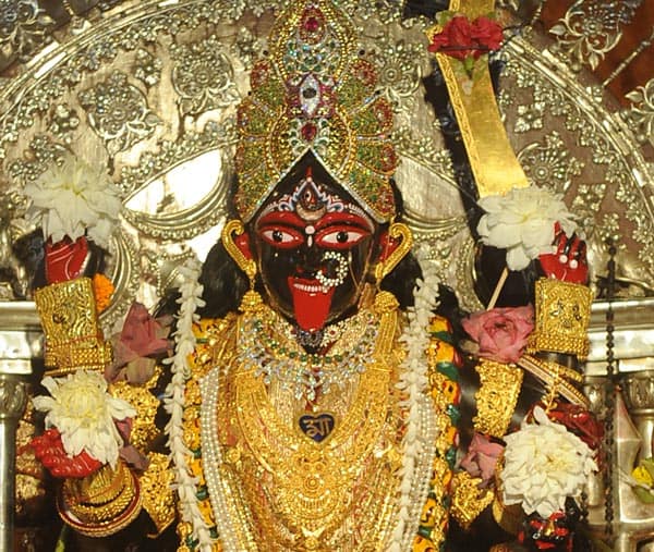 ভোর ছ’টা থেকে শুরু হয়েছিল পুজো। দেবী ভবতারিণীর চরণে অর্ঘ্য নিবেদনের জন্য তখন থেকেই লাইনে দাঁড়িয়ে সকলে।  