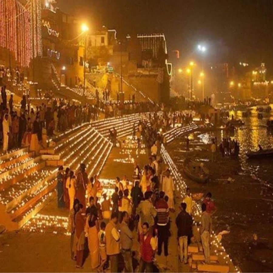 প্রদীপ দিয়ে সাজিয়ে তোলা হয় গঙ্গার পাড়। 