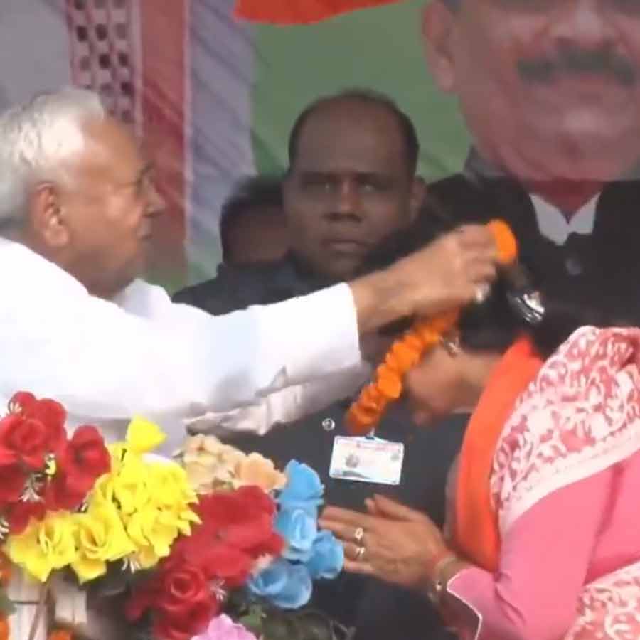 Gajab aadmi hai bhai, Nitish Kumar reportedly expressed dissatisfaction after he was stopped to garlanded BJP candidate dgtl