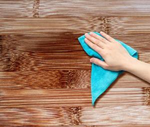 কোনও সুতির কাপড় নিয়ে সেটা রাবিং অ্যালকোহলে চুবিয়ে যেখানে আঠার দাগ হয়ে আছে সেখানে ফেলে রাখুন। তার পর ঘষে সেই দাগ তুলে ফেলুন। 