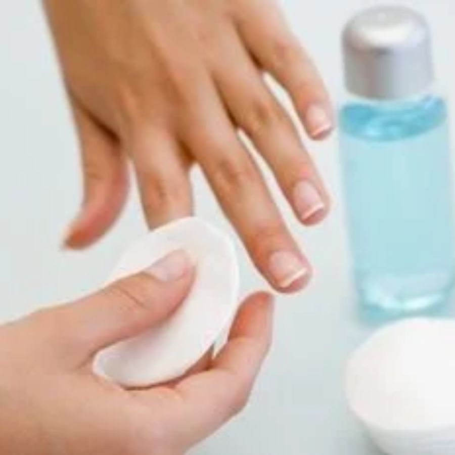 প্রয়োজনে নেইলপলিশ রিমুভার ব্যবহার করে দেখতে পারেন। এক বারে পুরো দাগ না গেলেও, দুই-তিন বার ব্যবহারে দাগ উঠে যাবে। 