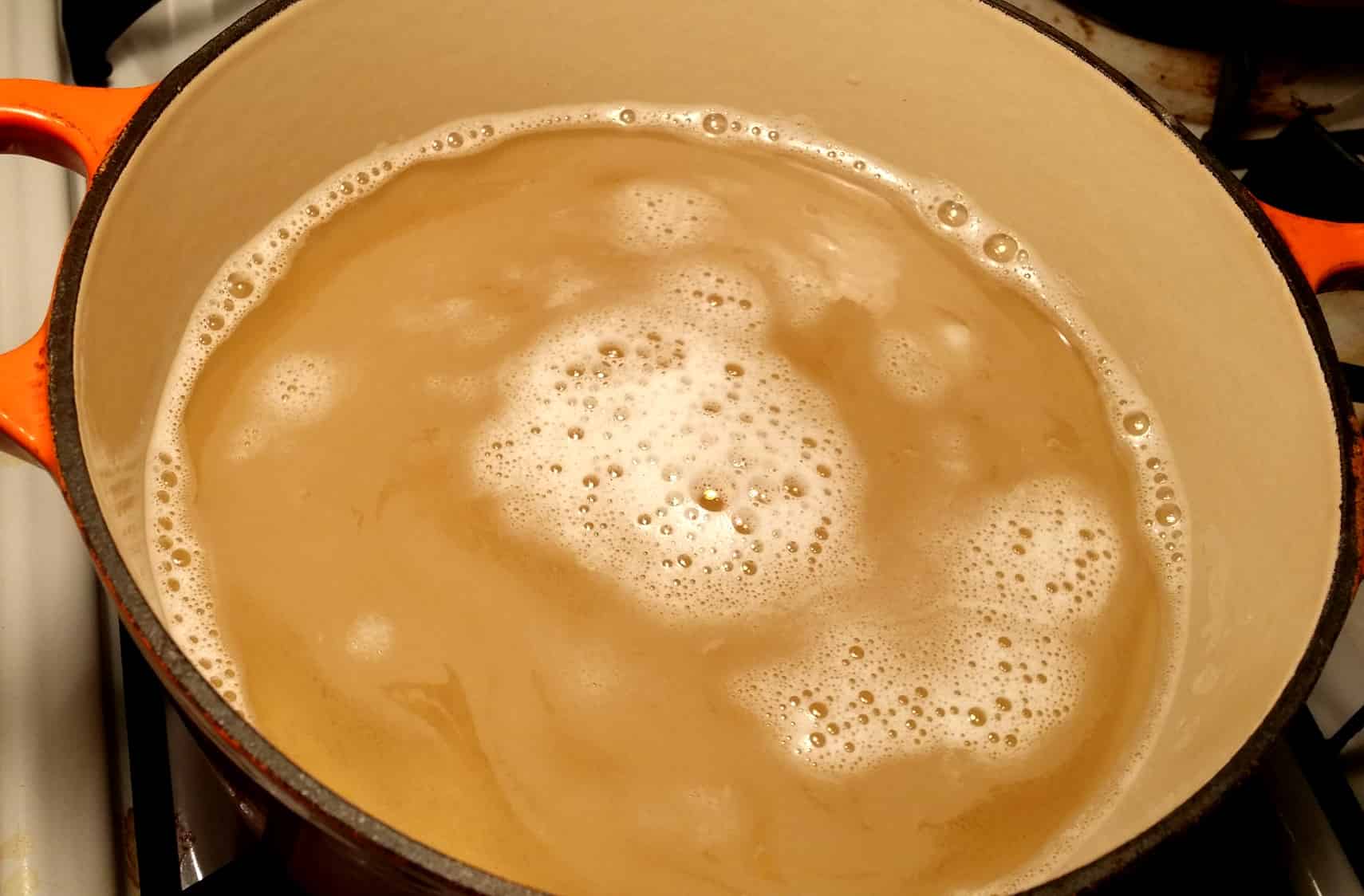 এক বাটি গরম জল একটু লিকুইড সাবান দিয়ে সেটা দিয়ে যেখানে দাগ হয়ে আছে আঠার সেই জায়গা পরিষ্কার করুন, দাগ উঠে যাবে। 