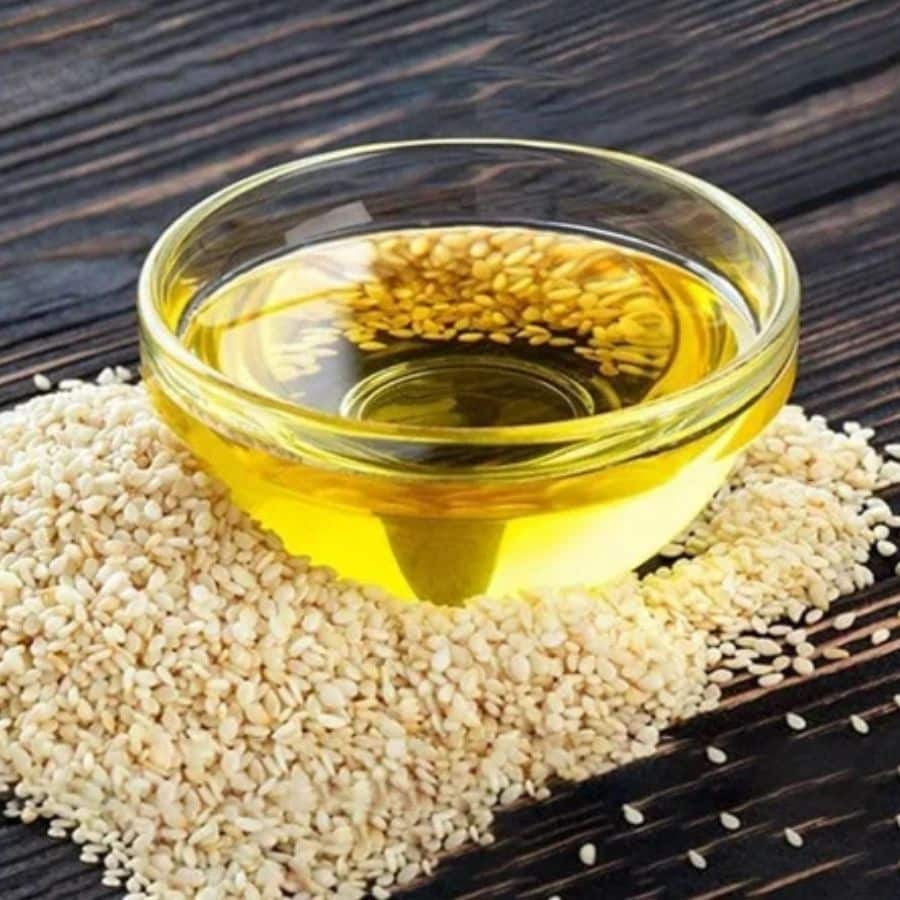 এ ছাড়া তেল ব্যবহার করতে পারেন। একই পদ্ধতিতে আগে জায়গায় কিছু ক্ষণ তেল মাখিয়ে রাখুন। তার পর ঘষে দাগ তুলুন। 