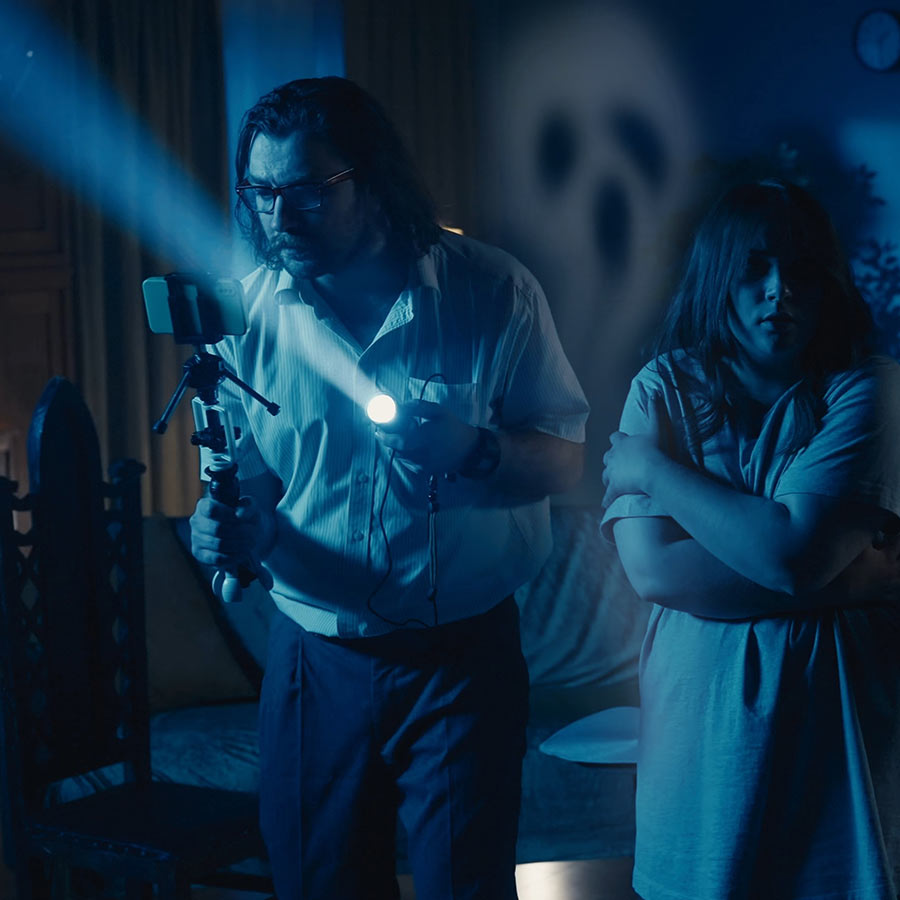 আপনিও কি সেই দলে পড়েন? সামনেই বন্ধুবান্ধবদের সঙ্গে নিয়ে বা একা ঘোস্ট ওয়াকে যাচ্ছেন? তা হলে সঙ্গে অবশ্যই রাখুন এই যন্ত্রগুলো। আপনার আশেপাশে তেনারা থাকলেই বুঝিয়ে দেবে এই যন্ত্র। 