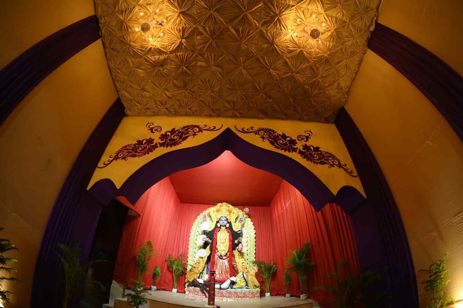  শ্যামবর্ণ রূপ, শিবের উপর অধিষ্ঠিত দেবী। 