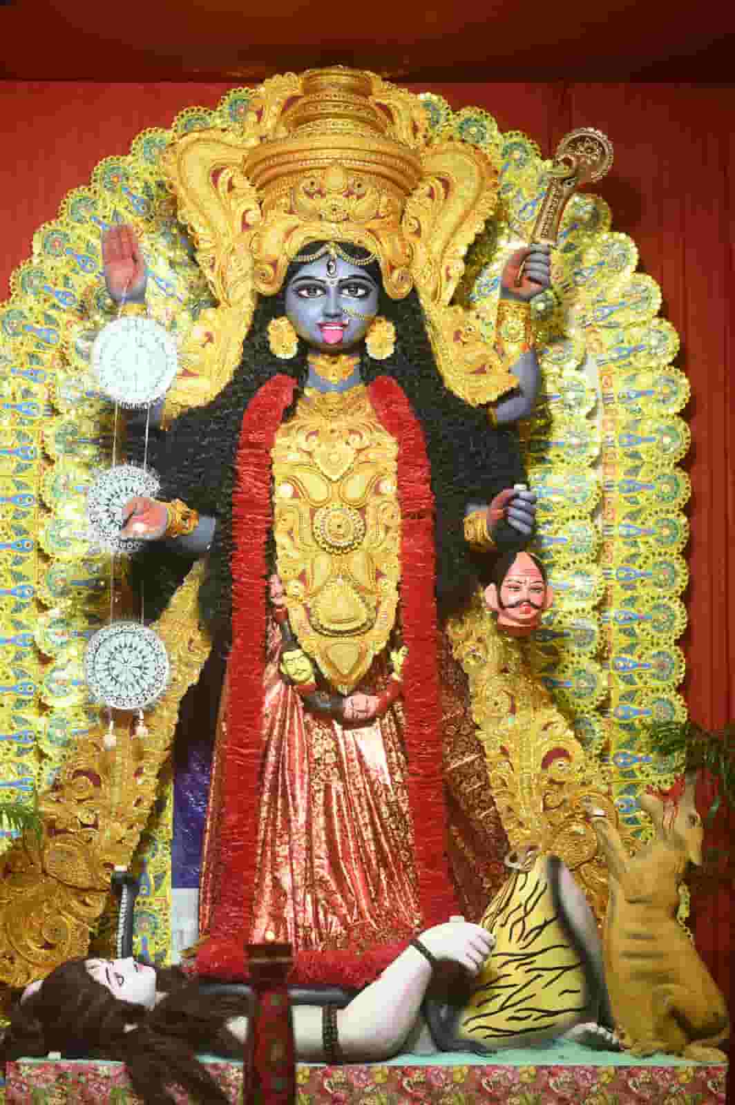 লাল বেনারসি ও অলঙ্কারে সুসজ্জিত বিগ্রহের থেকে যেন চোখ ফেরানো যায়। 