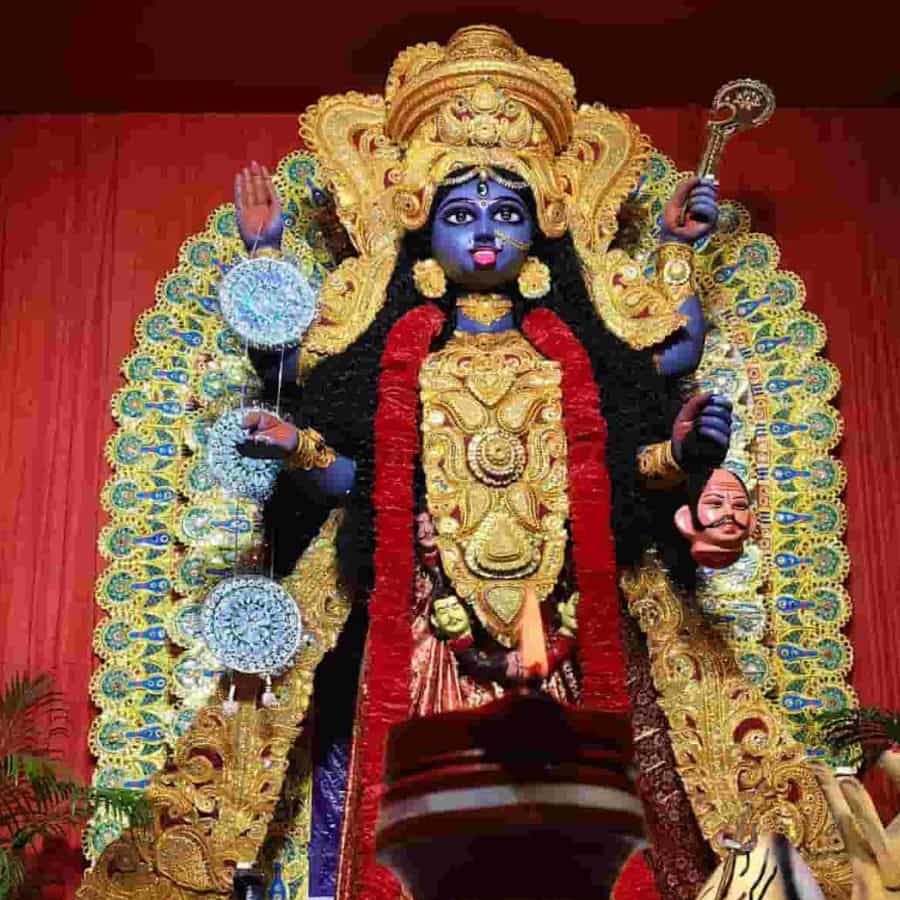  ইতিমধ্যেই দেবীকে দেখতে মণ্ডপ চত্বরে ভিড় জমাচ্ছেন দর্শনার্থীরা।  (এই প্রতিবেদনটি ‘আনন্দ উৎসব’ ফিচারের একটি অংশ।)