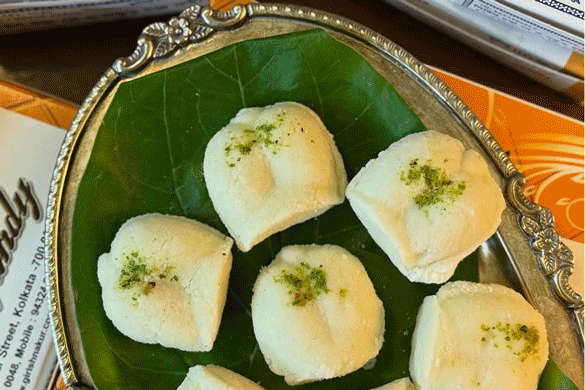 জলভরা, আঞ্জির সন্দেশ-সহ রকমারি মিষ্টি।