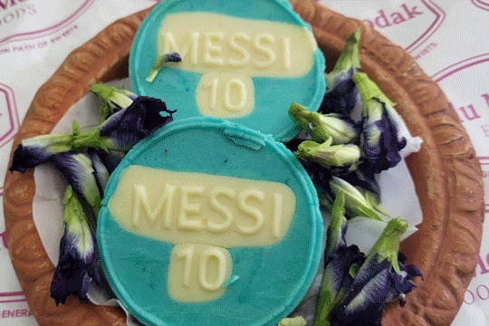 মেসি সন্দেশ, সহচরী, রোজ়ি, বেকড রসগোল্লা রকমারি মিষ্টির আয়োজন রয়েছে।